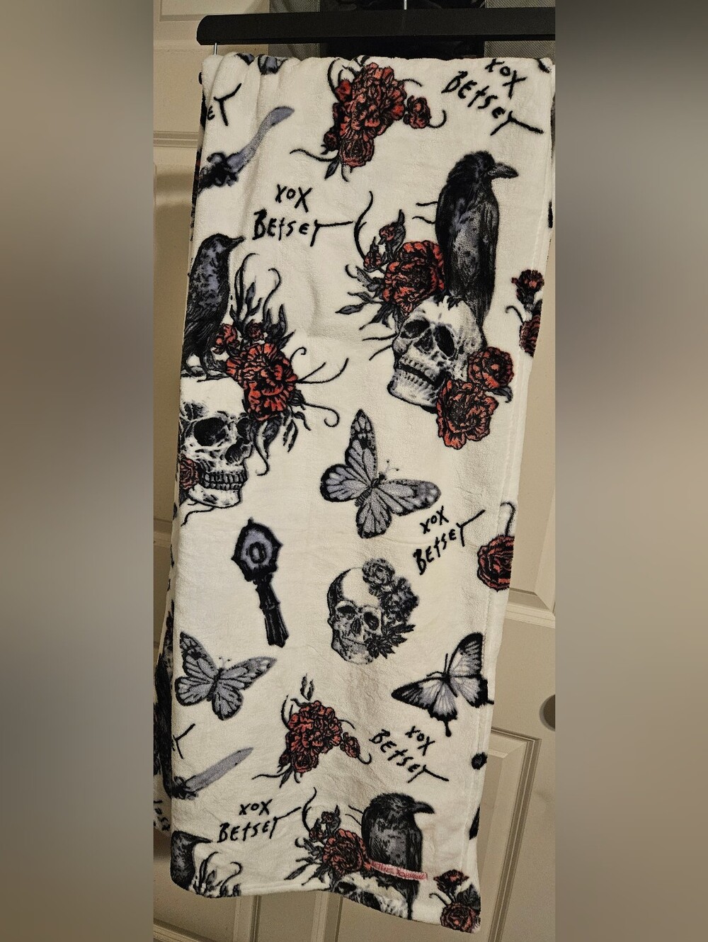 NWOT Betsey Johnson Gothic Skull and Raven Ultra-Plush Throw Blanket - Picture 5 of 7